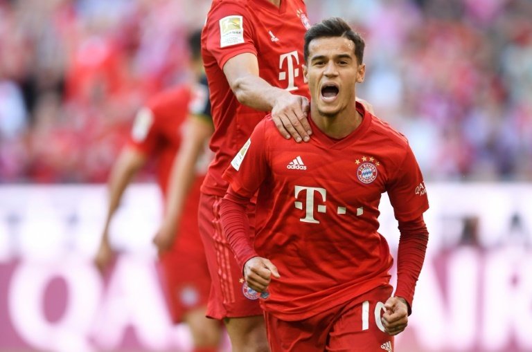 Un compatriota le recomienda a Coutinho seguir en el Bayern. AFP
