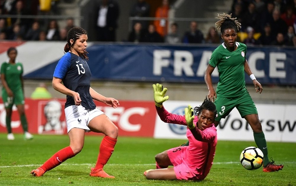 L'attaquante des Bleues Valérie Gauvin bat de près la gardienne du Nigeria Cynthia Nnadozie. AFP