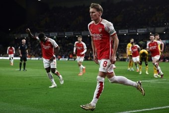 Arsenal shrugged off the disappointment of their Champions League exit to move back to the top of the Premier League with a 2-0 win at Wolves on Saturday.