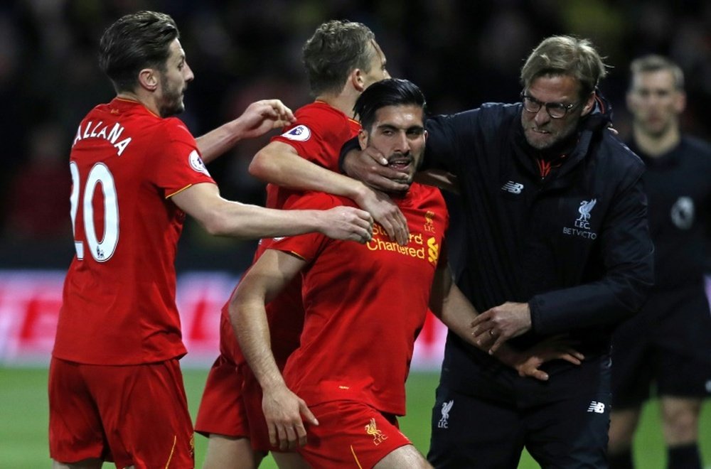 Le milieu de Liverpool Emre Can est congratulé par ses coéquipiers et son entraîneur Jürgen Klopp
