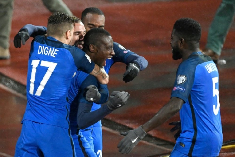 Le milieu de terrain des Bleus Blaise Matuidi (c) après son but contre la Bulgarie. AFP