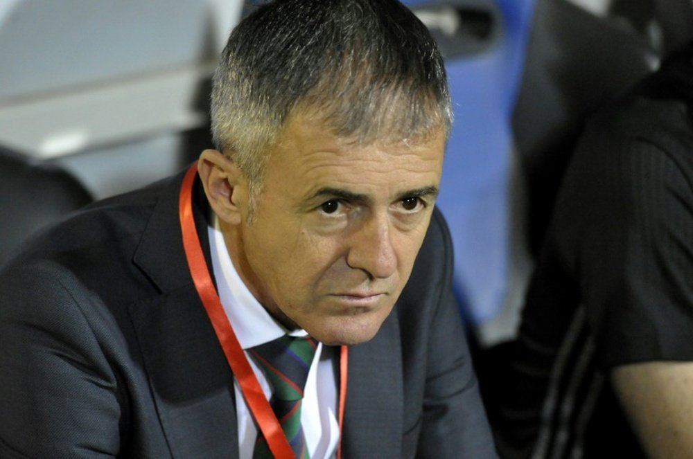 L'entraîneur de l'Algérie Lucas Alcaraz durant le match qualificatif du Mondial. AFP