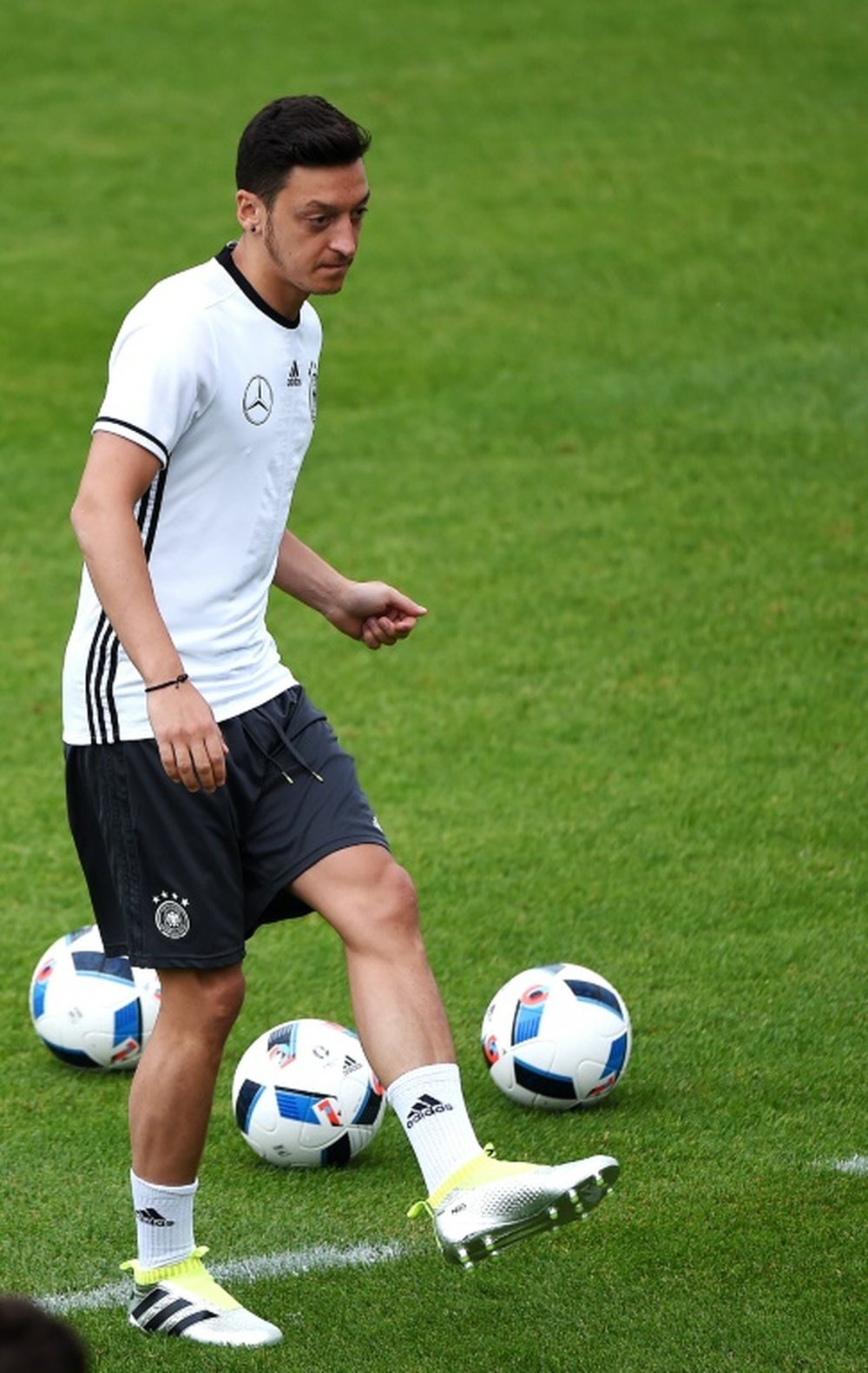 Mesut Ozil insists he is as ambitious and as hungry for success as Cristiano Ronaldo. BeSoccer