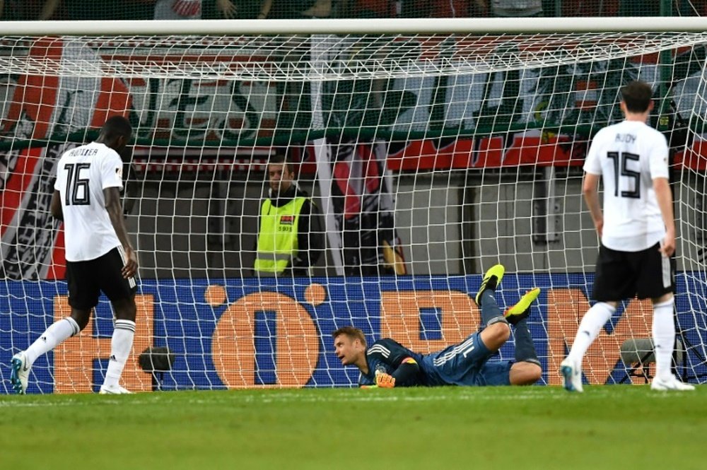 Le gardien allemand Manuel Neuer laisse passer le ballon lors du match amical. AFP