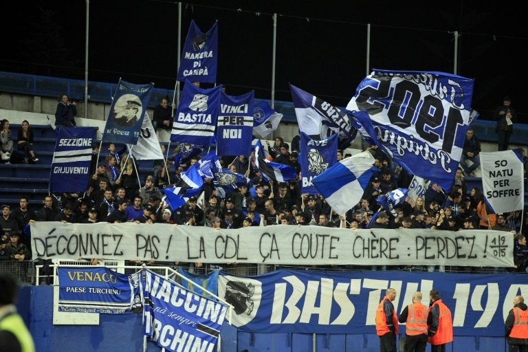 Les supporteurs du SC Bastia interpellent leurs joueurs lors du match contre Rennes en Coupe de la Ligue, le 27 octobre 2015 à Bastia