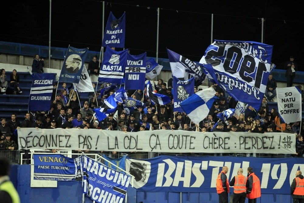 Les supporteurs du SC Bastia interpellent leurs joueurs lors du match contre Rennes en Coupe de la Ligue, le 27 octobre 2015 à Bastia