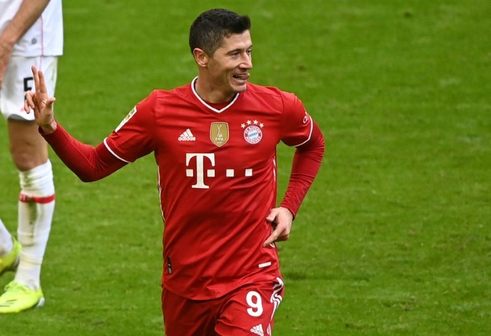 Robert Lewandowski fez três gols contra o Stuttgart. AFP