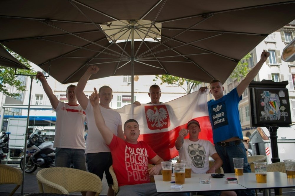 Des supporters polonais à la terrasse dun bar , le 20 juin 2016 à Marseille