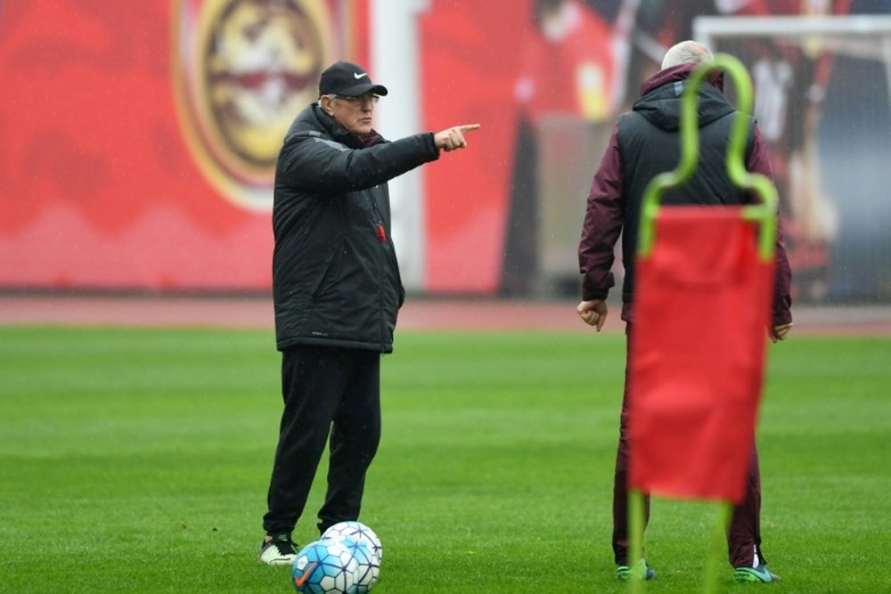 Le sélectionneur de la Chine Marcello Lippi donne des instructions à ses joueurs. AFP