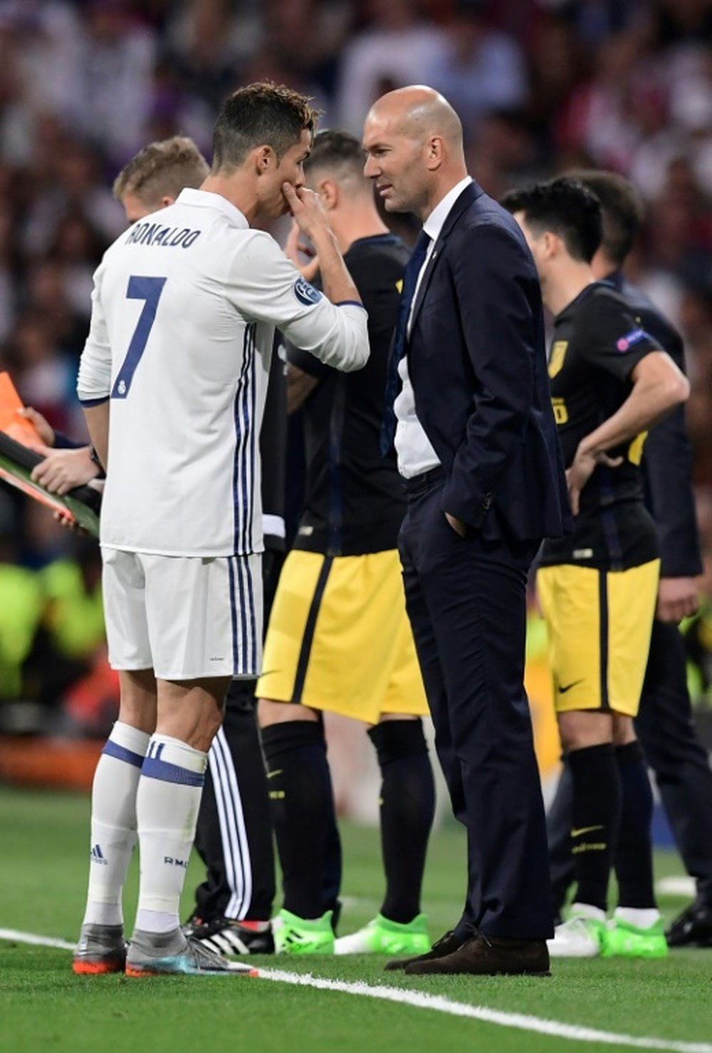Cristiano, auteur dun triplé face à l'Atlético en C1, avec son entraîneur au Real Madrid. AFP