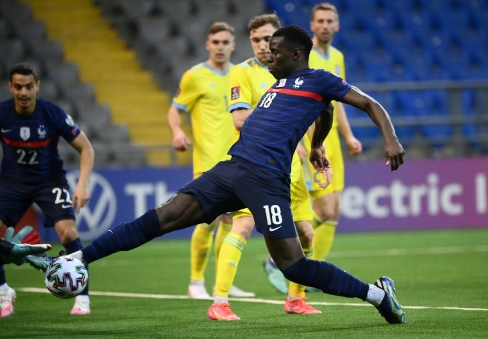 Zouma se aleja del West Ham. AFP