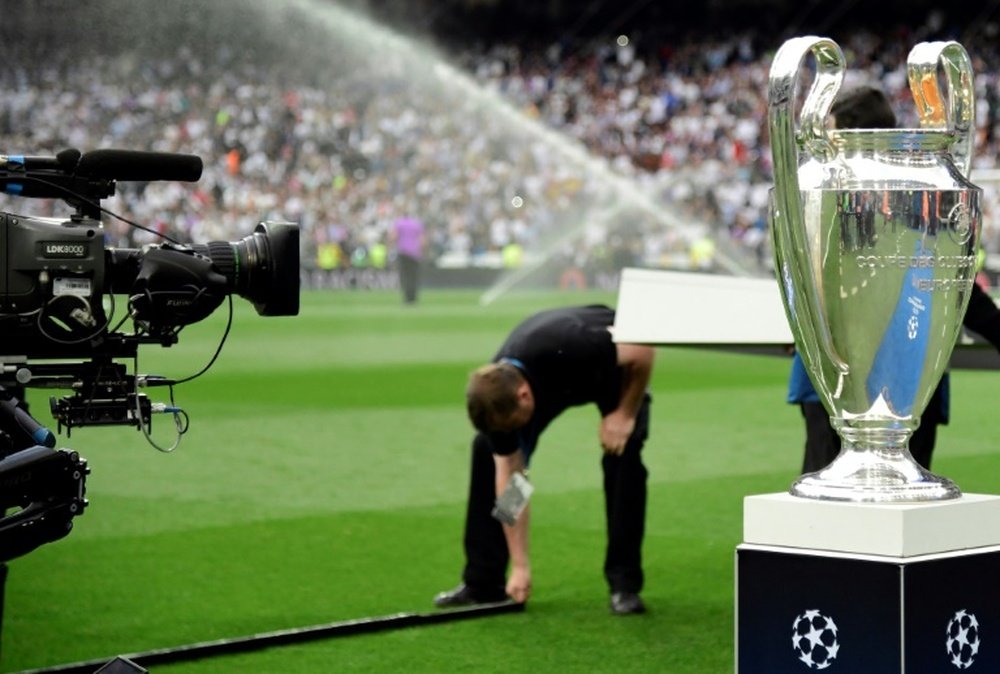 Le trophée de la Ligue des Champions sur le terrain de jeu. AFP