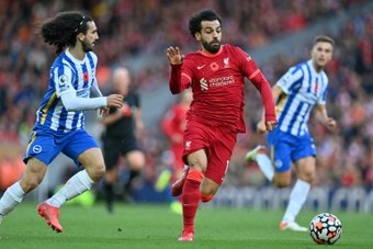 Le milieu de terrain égyptien de Liverpool Mohamed Salah échappe au défenseur.AFP
