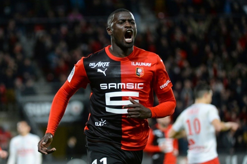 Al-Duhail se positionne sur M’Baye Niang. AFP