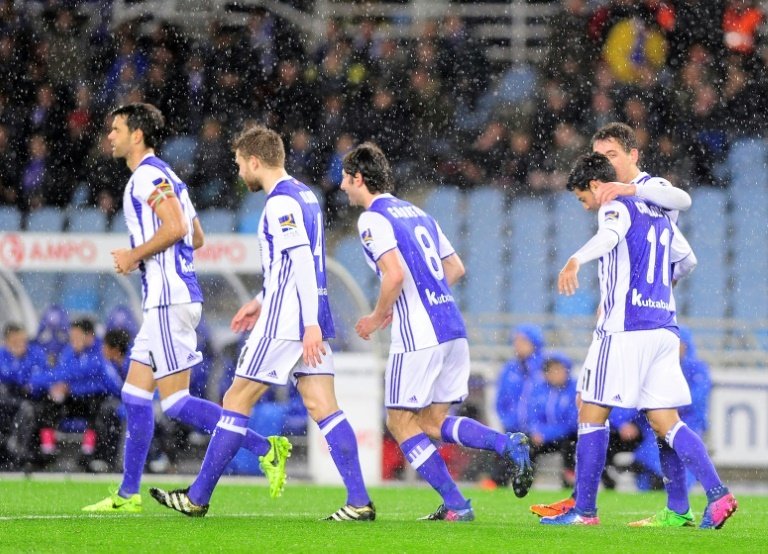 Les joueurs de la Real Sociedad se congratulent après un but de Carlos Vela face à Eibar. AFP