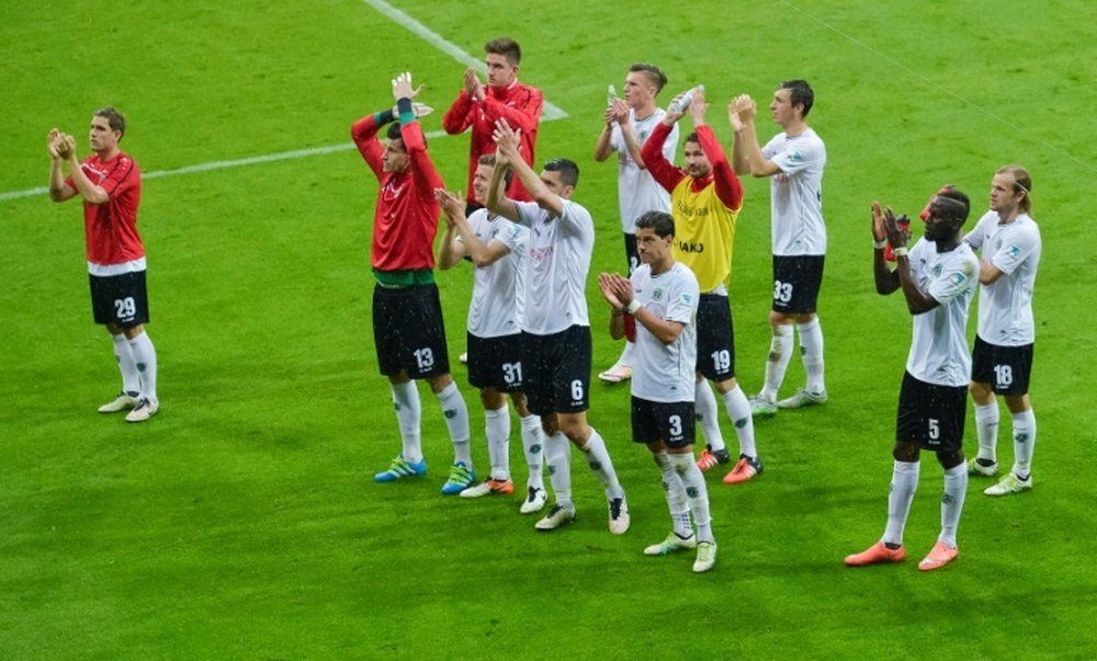Les joueurs de Hanovre communient avec leurs supporters à l'issue d'un match de Bundesliga. AFP