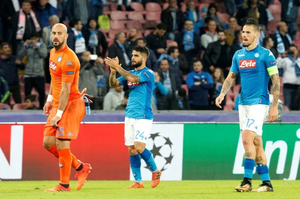 La déception de Reina, Lorenzo Insigne et Hamsik, à lissue de la défaite de Naples en C1. AFP