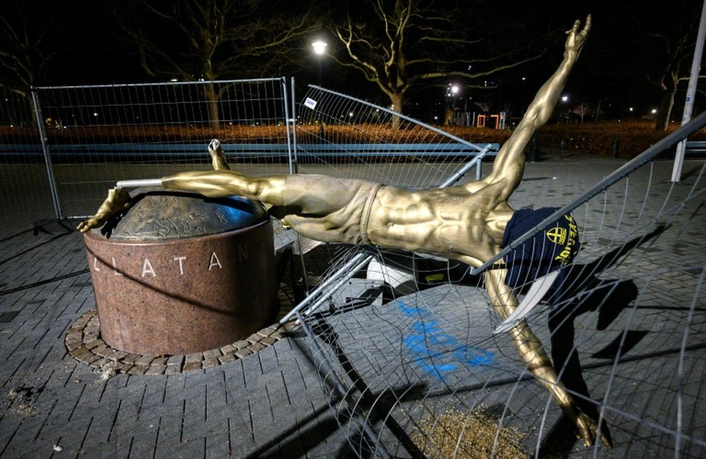 Estátua de Zlatan Ibrahimovic é alvo da fúria de torcedores de seu time de origem. AFP