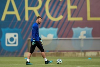 Neto apunta a abandonar el Barcelona. AFP