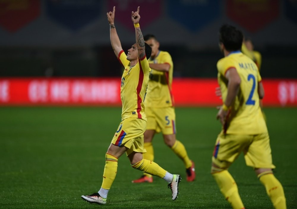 Nicolae Stanciu se lució en su debut con Rumanía marcando un golazo. AFP