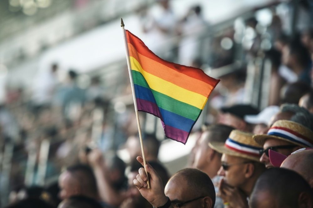 Des maillots floqués en arc-en-ciel en Ligue 1 pour la lutte contre l'homophobie. AFP