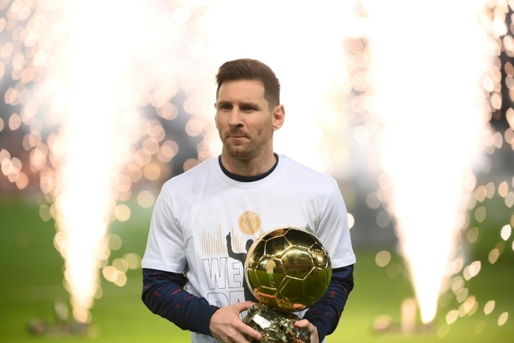 Messi oferece a Bola de Ouro a torcida do PSG. AFP