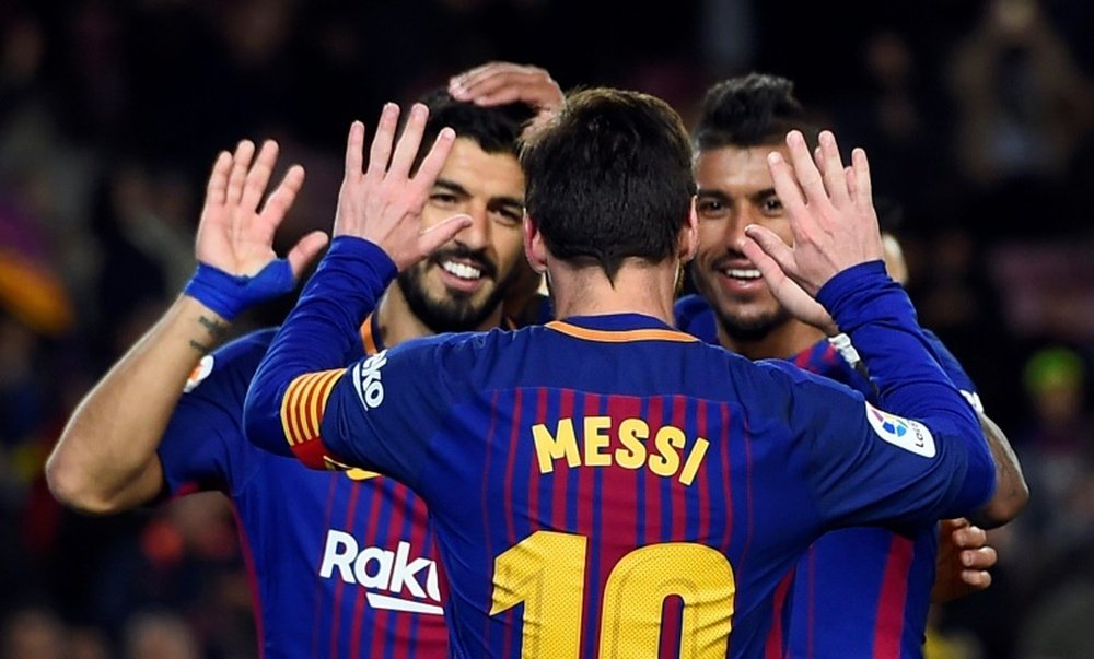 O trio de marcadores neste jogo: Messi, Suárez e Paulinho. AFP