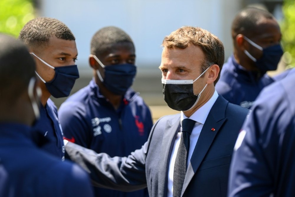 Macron visitó la concentración de la Selección Francesa. AFP