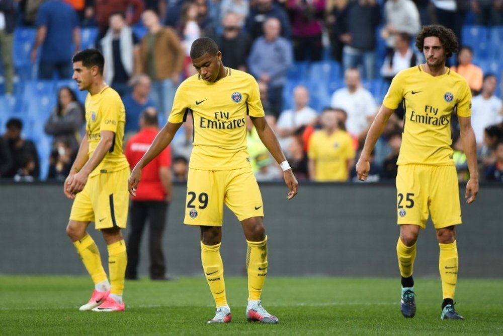 Les joueurs du PSG Berchiche, Mbappé et Rabiot, déçus après le match nul concédé à Montpellier. AFP