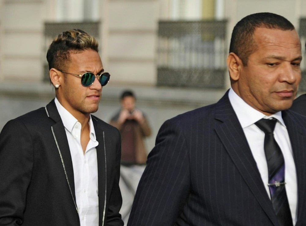 Neymar (g) et son père Neymar Santos (d) à leur arrivée à l'Audience nationale à Madrid. AFP