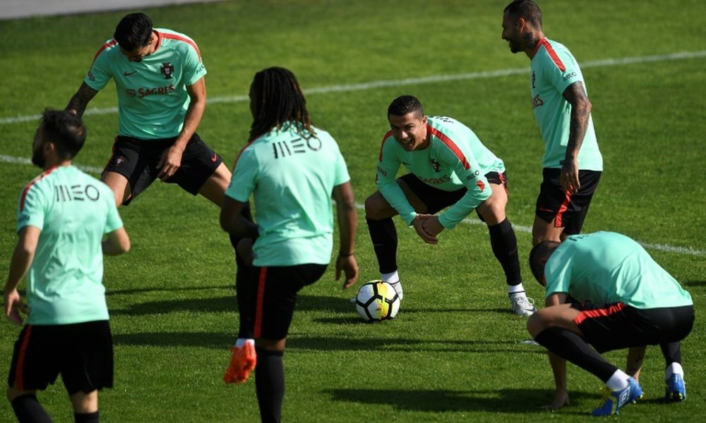 Les joueurs de l'équipe du Portugal lors d'une séance d'entraînement à Oeiras au Portugal. AFP