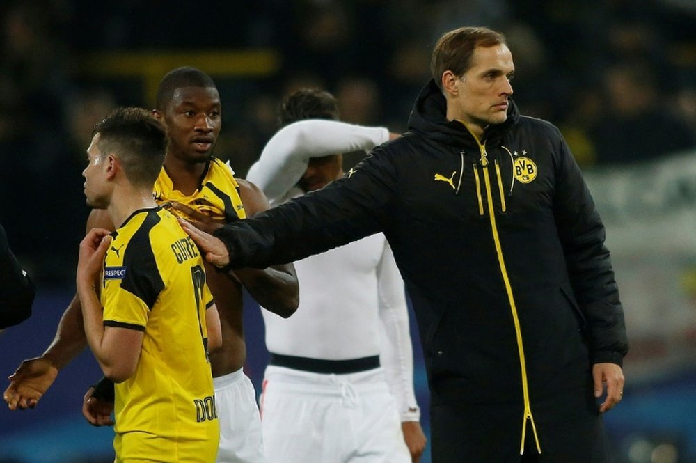 Lentraîneur de Dortmund Thomas Tuchel réconforte ses joueurs après le match face à Monaco en C1. AFP