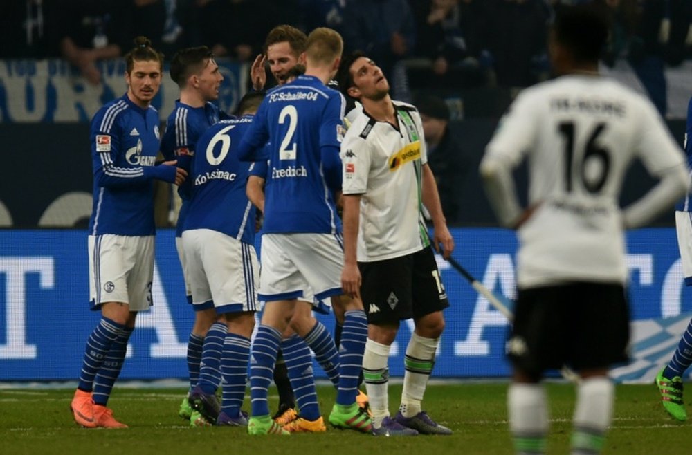 Les joueurs de Schalke 04 regroupés autour de Leon Goretzka, buteur contre Mönchengladbach, le 18 mars 2016 à Gelsenkirchen