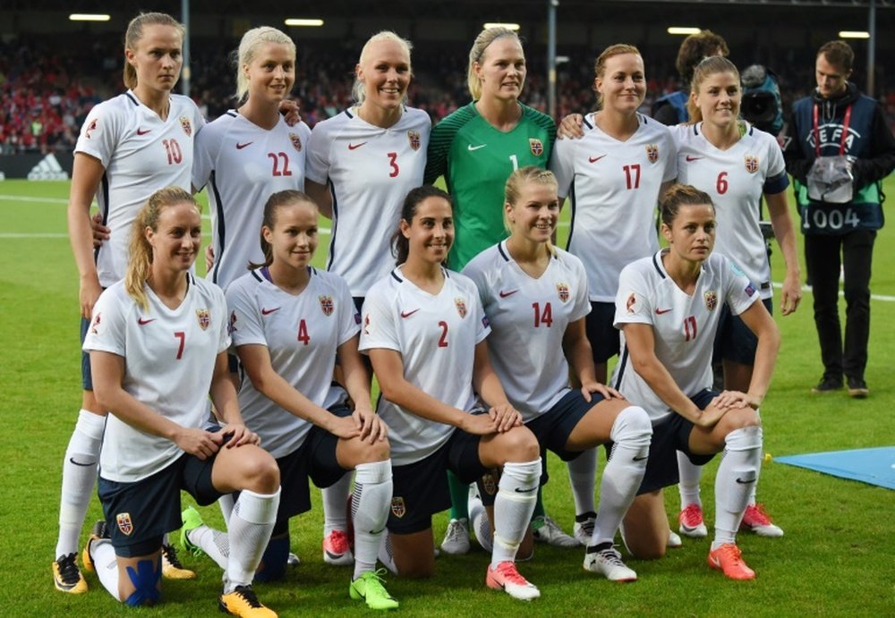 L'équipe norvégienne féminine pose avant le match face au Danemark lors de l'Euro-2017. AFP