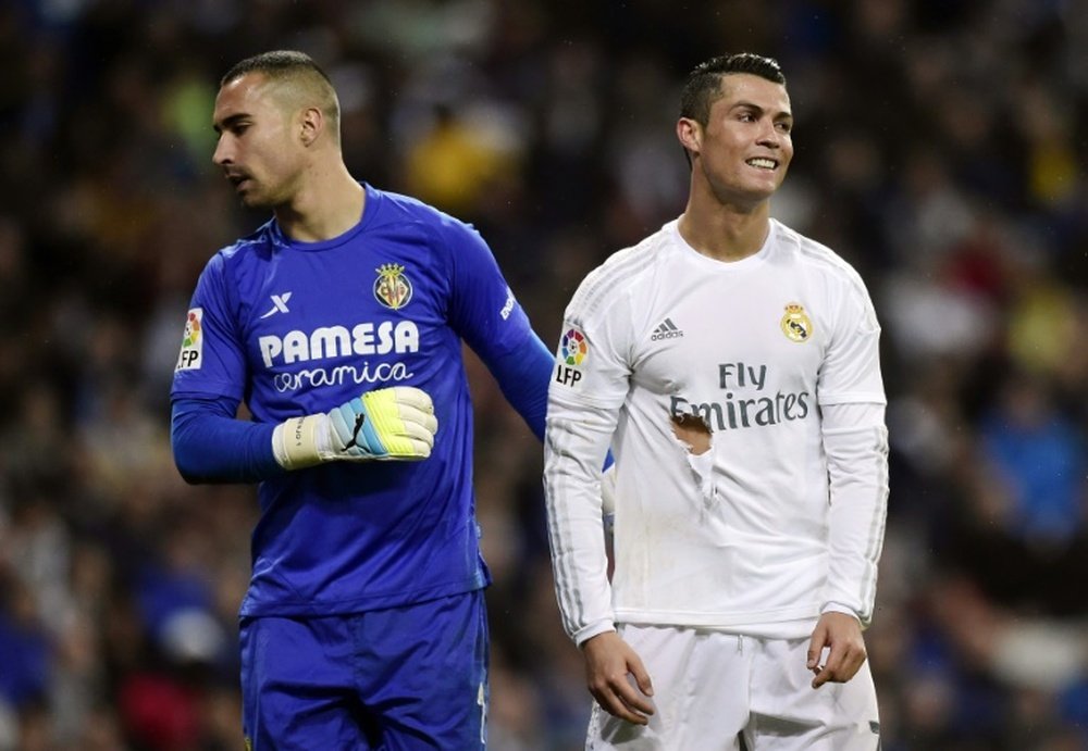 L'attaquant du Real Madrid Cristiano Ronaldo sourit à côté du gardien de Villarreal Sergio Asenjo.