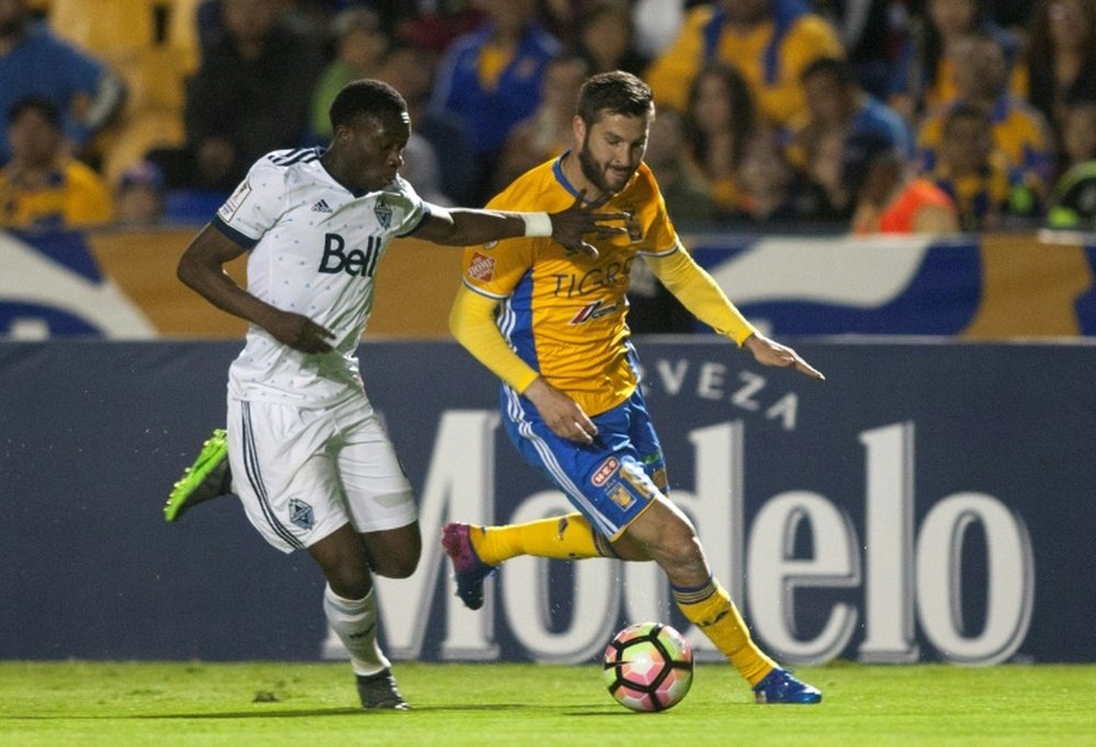 L'attaquant des Tigres Gignac à la lutte avec Alphonso Davies des Vancouver Whitecaps. AFP