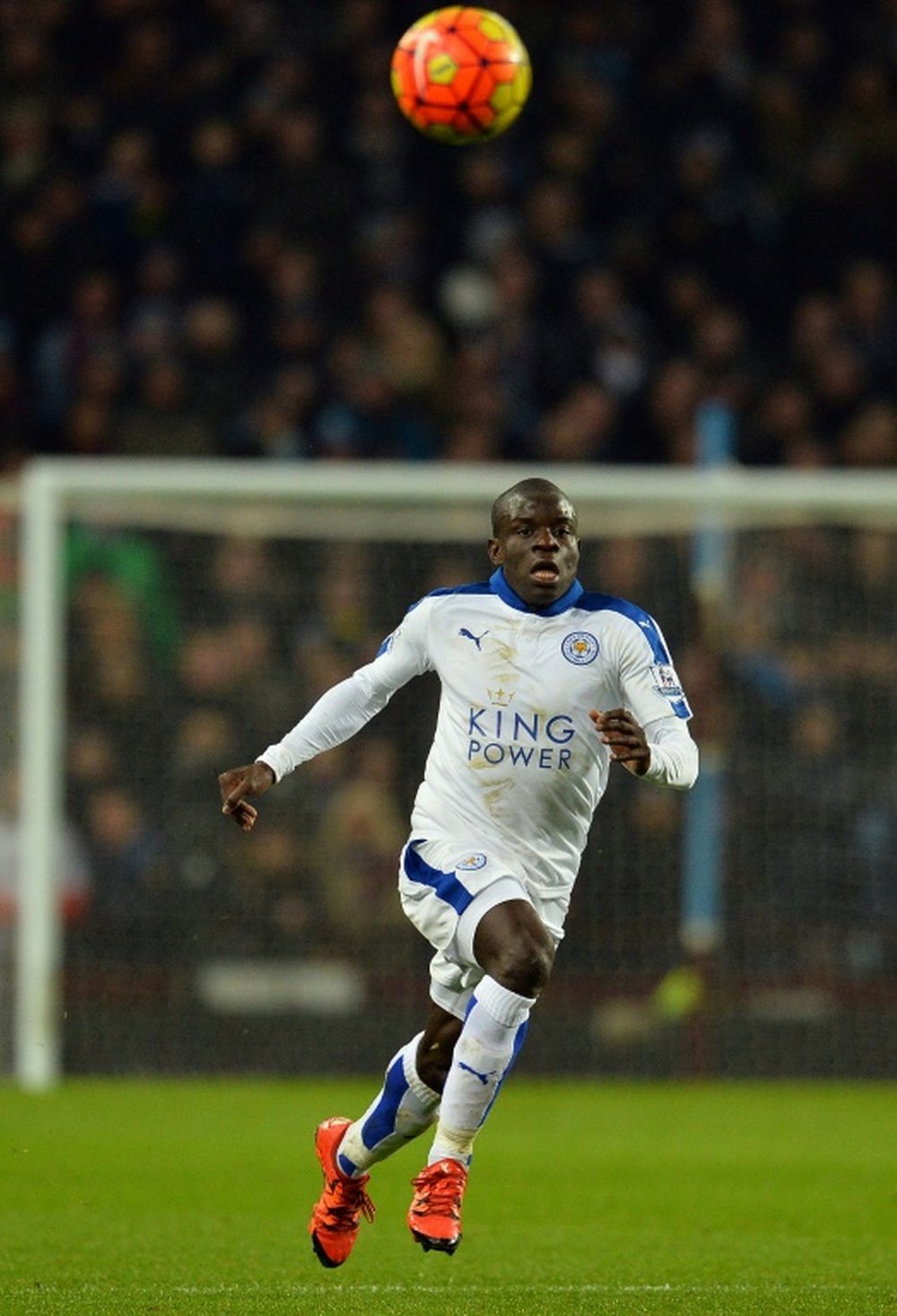 Chelsea have completed the signing of Leicester City midfielder N'Golo Kante. BeSoccer