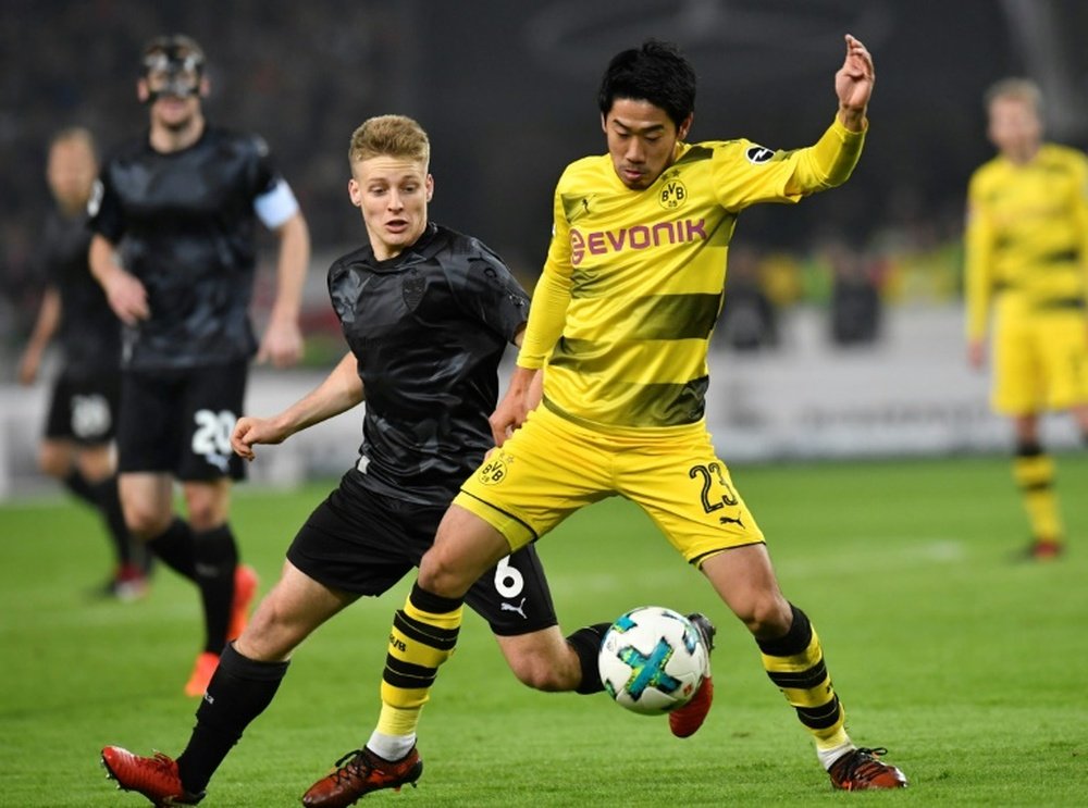 El Borussia hincó la rodilla, también ante el Stuttgart. AFP