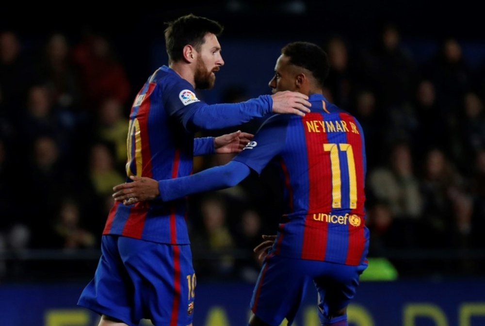 Lionel Messi célèbre un but pour le FC Barcelone face à Villarreal avec son coéquipier Neymar, le 8 janvier 2017 au stade El Madrigal