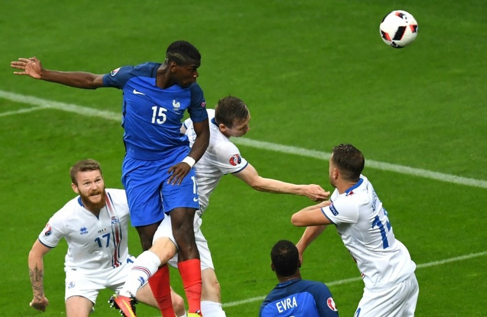 Le milieu de terrain français Paul Pogba lors de son but contre l'Islande en quart de finale de l'Euro-2016