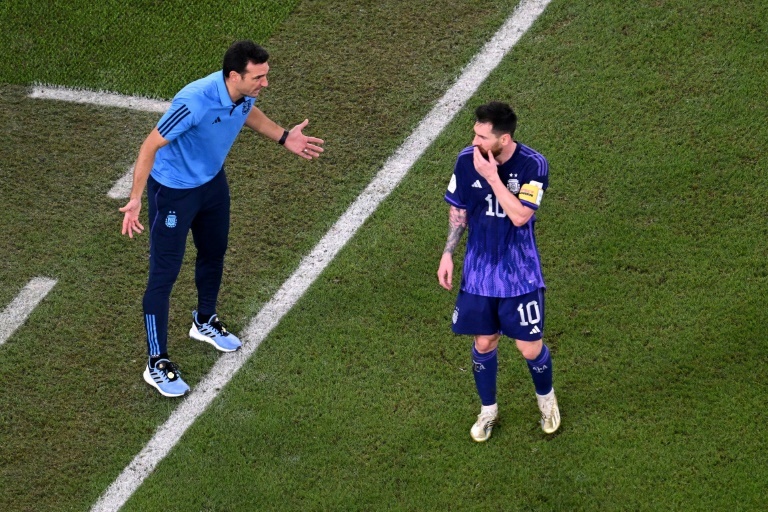 Lionel Messi e Scaloni discutiram durante a partida entre Brasil e Argentina