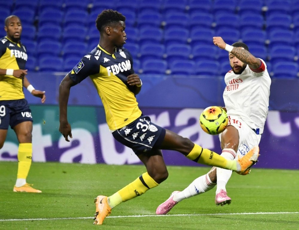 Le capitaine lyonnais Memphis Depay à la lutte avec Benoît Badiashile.AFP