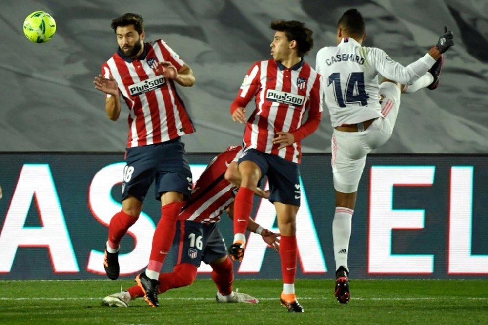 El Atlético seguirá luciendo 'Plus500' en su camiseta hasta 2022. AFP