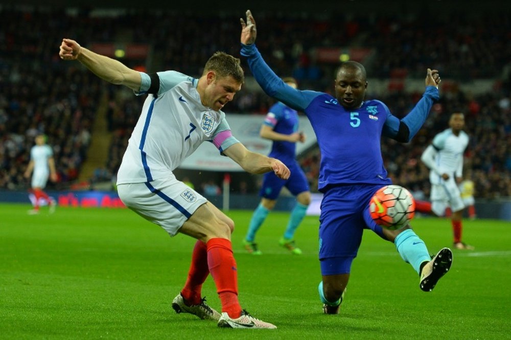 LAnglais James Milner et le Néerlandais Jetro Willems lors du match amical à Wembley, le 29 mars 2016