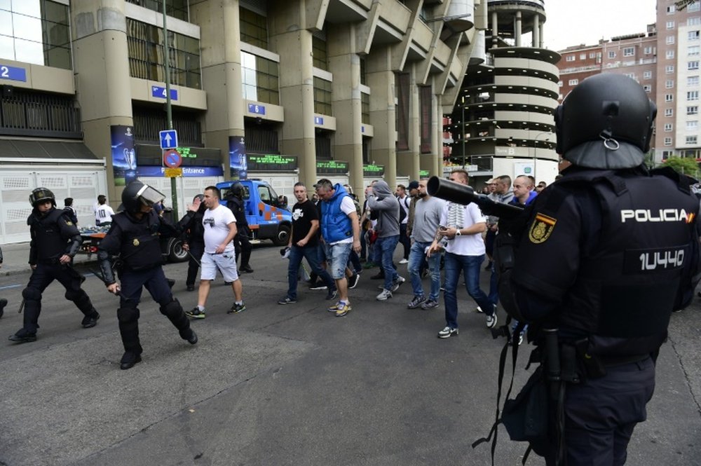 Les supporters du Legia escortés par les forces de l'ordre avant leur entrée à Bernabeu. AFP