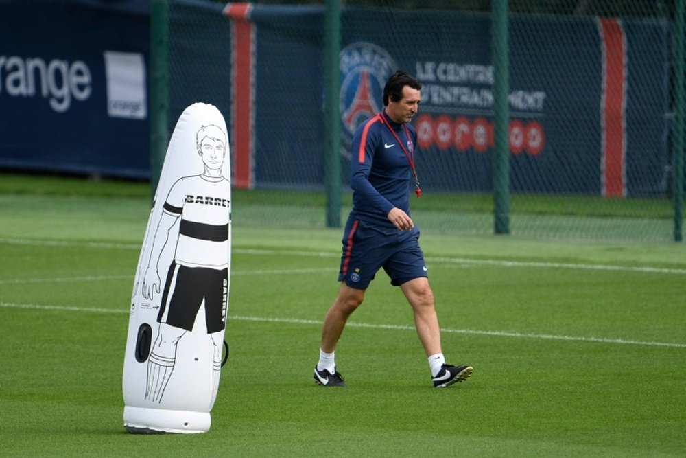 Le coach du PSG Unai Emery dirige une dernière séance d'entraînement au Camp des Loges. AFP