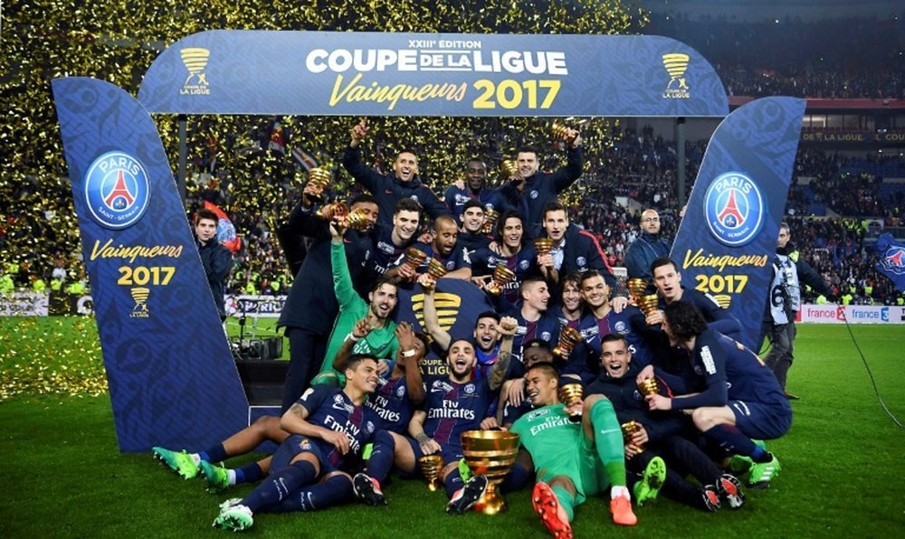 Le PSG pose avec le trophée après avoir battu Monaco en finale de la Coupe de la Ligue. AFP