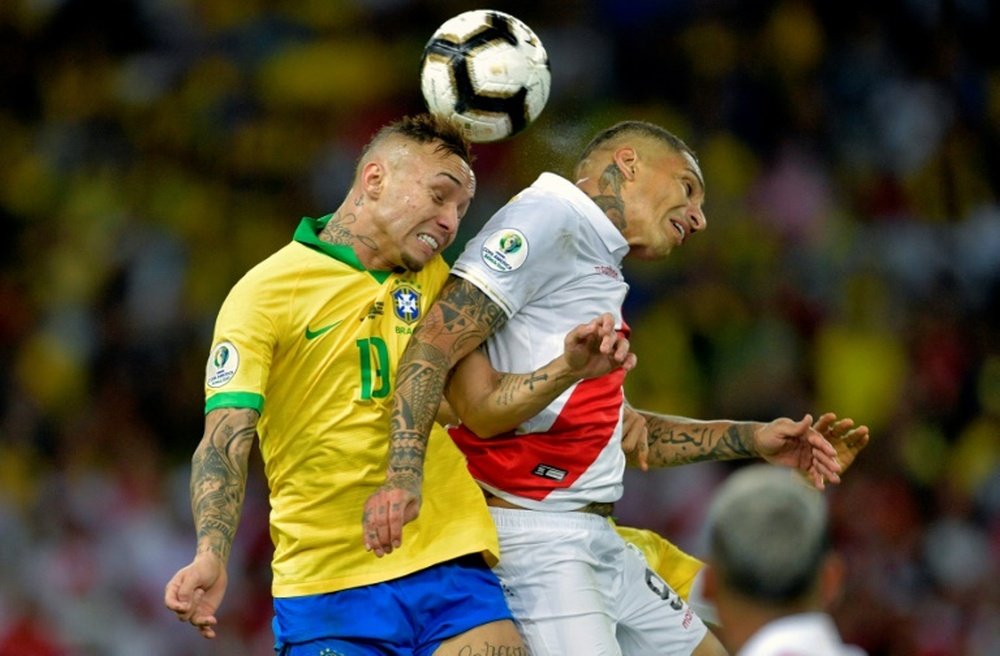 Everton e Guerrero se enfrentarão no Gre-Nal inédito da fase de grupos. AFP