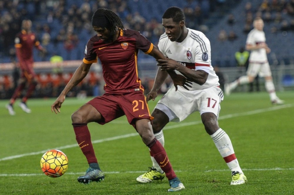 L'attaquant de l'AS Rome Gervinho face au défenseur de l'AC Milan Cristian Zapata, à Rome. AFP