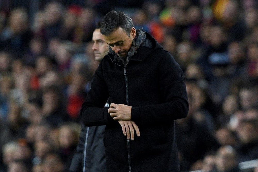 Luis Enrique regarde sa montre lors de la Coupe du Roi face à l'Athletic Bilbao au Camp Nou. AFP